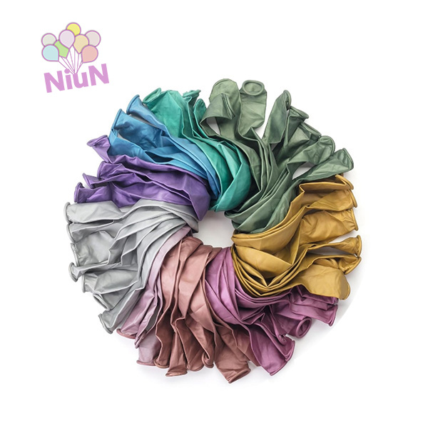 Kovový latexový balónek